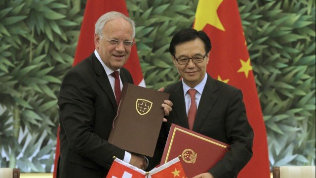 <p>
	Швейцария стана първата страна от континентална Европа, сключила подобно споразумение с Китай. <em>Снимка: Ройтерс</em></p>
