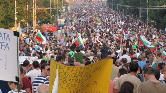 <p>
	Множеството изпълни бул. "Цариградско шосе". <em>Снимка: Иво Мирчев, Facebook</em></p>
