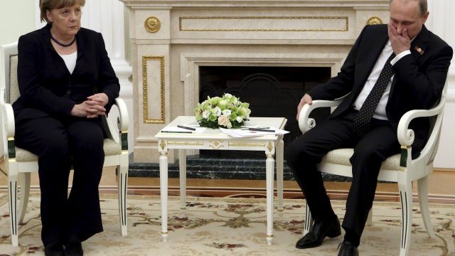 <p>
	Меркел и Путин гледат в различни посоки. <em>Снимка: Ройтерс</em></p>
