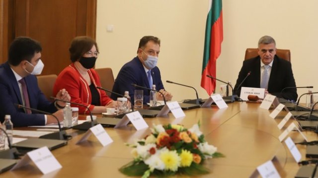 <p>
	Служебният премиер Стефан Янев се срещна с представители на Националното сдружение на общините. <em>Снимка БГНЕС</em></p>
<p>
	&nbsp;</p>
