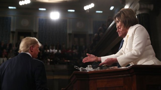 <p>
	Тръмп подминава подадената ръка от демократката Нанси Пелоси, председател на долната камара на Конгреса. <em>Снимка: Bloomberg</em></p>
