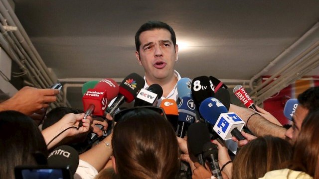<p>
	Бившият премиер Алексис Ципрас пред репортери след първия екзит пол.<em> Снимка: Ройтерс</em></p>

