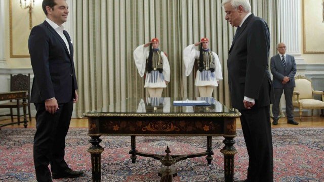 <p>
	Ципрас положи клетва пред гръцкия президент Прокопис Павлопулос на церемония в Атина.<em> Снимка</em><em>: Ройтерс</em></p>
