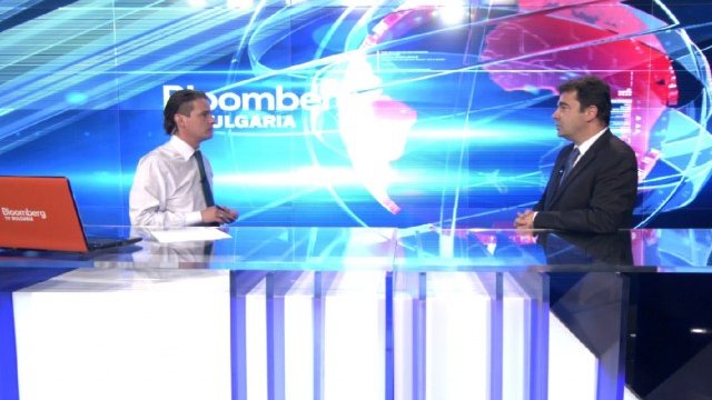 <p style="text-align: justify;">
	Константин Велев и Делян Петришки разговарят за българския застрахователен пазар. <em>Снимка: Bloomberg TV България</em></p>
