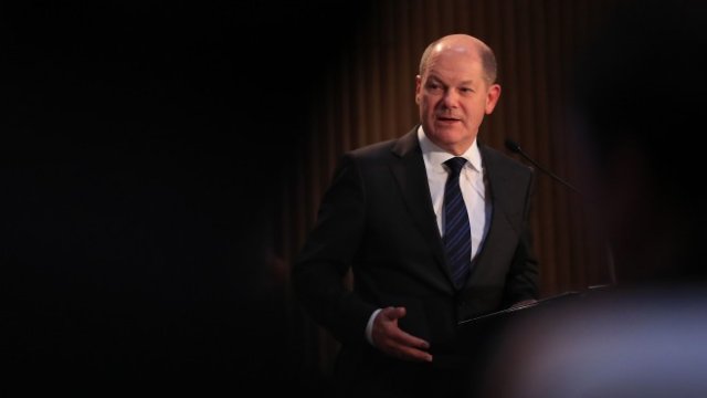 <p>
	Германският финансов министър Олаф Шолц е в светлината на прожекторите. <em>Снимка: Bloomberg</em></p>
