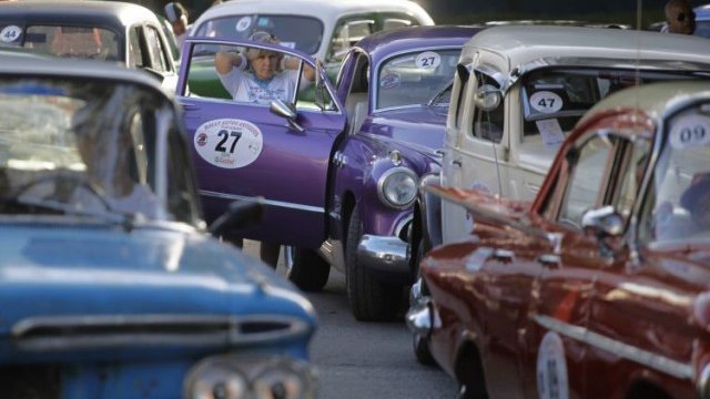 <p>
	Кубинците досега можеха да продават свободно само автомобили, внесени в страната преди 1959 г., затова и те преобладават по пътищата на Острова на свободата. <em>Снимка: Ройтерс</em></p>
