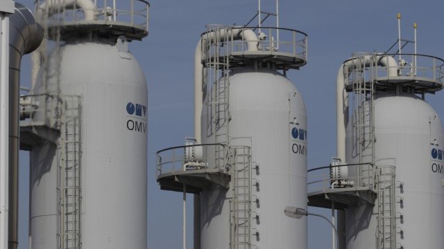 <p>
	Въпреки трудностите OMV планира да увеличи производството си през втората половина на годината. <em>Снимка: Ройтерс</em></p>

