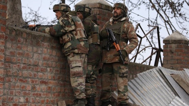 <p>
	Индийски войници. <em>Снимка: Ройтерс</em></p>
