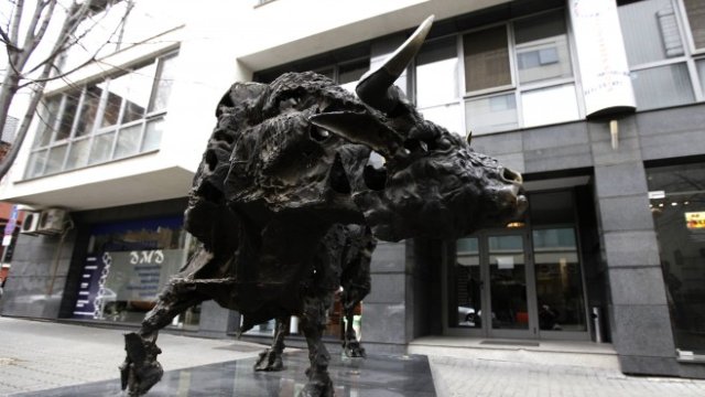 <p>
	Може би бикът пред БФБ най-накрая ще има повод за радост, но ще трябва да почака до 2021 г., за да разбере. <em>Снимка: Олег Попов, Investor Media Group</em></p>
