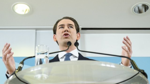 <p>
	Бившият премиер по време на днешната пресконференция. <em>Снимка: &nbsp;EPA/CHRISTIAN BRUNA</em></p>
