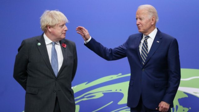 <p>
	<em>Британският премиер Борис Джонсън (вляво) и американският държавен глава Джо Байдън по време на климатичната среща на върха в Глазгоу. Снимка:&nbsp;Robert Perry/EPA/Bloomberg</em></p>

