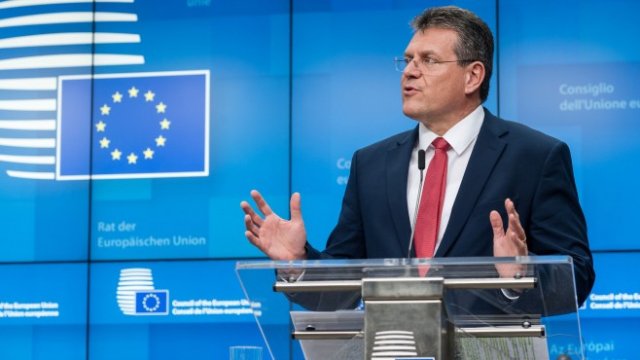 <p>
	Заместник-председателят на Европейската комисия Марош Шефчович.<em> Снимка: Vanden Wijngaert/Bloomberg</em></p>
