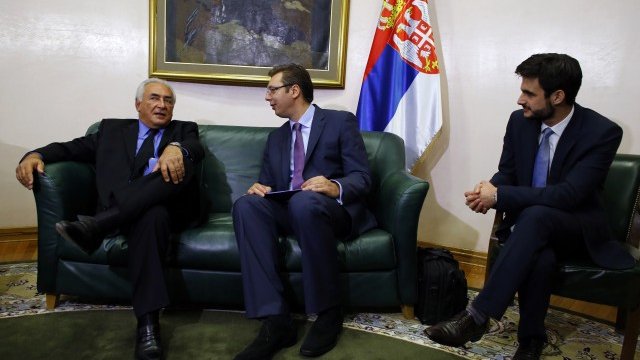 <p>
	Бившият ръководител на Международния валутен фонд говори с вицепремиера Александър Вучич. <em>Снимка: архив Ройтерс</em></p>
