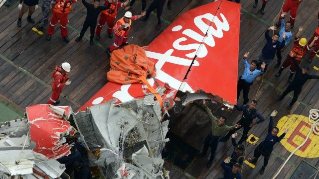 <p>
	Част от опашката на полет&nbsp;QZ8501. <em>Снимка: Ройтерс</em></p>
