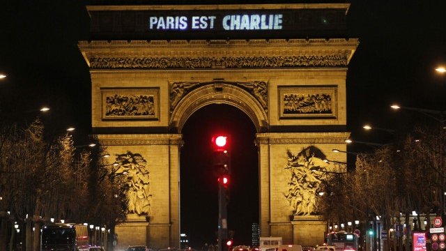 <p>
	Засега след трагедията Франция остава единна. <em>Снимка: Ройтерс</em></p>
