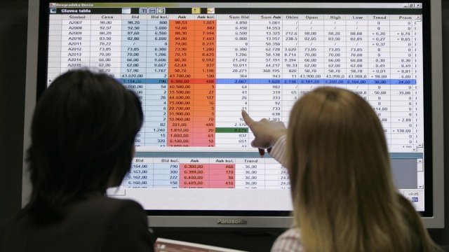 <p>
	Служител на борсата в Белград обучава стажант. <em>Снимка: архив Ройтерс</em></p>
