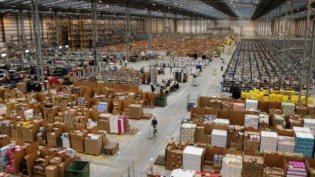 <p>
	Склад на Amazon. Снимка: Ройтерс</p>
