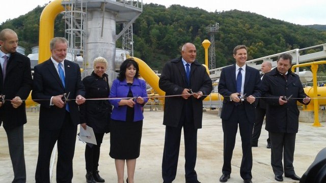 <p>
	Официалните лица прерязаха лентата на обновеното съоръжение. Снимка:<em> Investor.bg</em></p>
