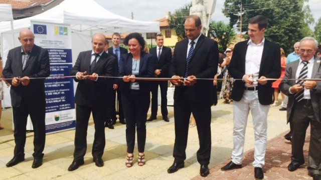 <p>
	Екоминистърът Ивелина Василева откри подновената ВиК мрежа на Панагюрище.<em> Снимка: БТА</em></p>
