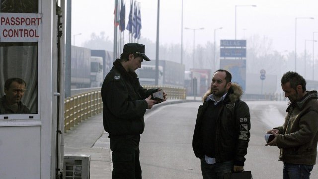 <p style="text-align: justify;">
	Паспортен контрол на ГКПП Кулата седмици преди присъединяването на България към ЕС. <em>Снимка: архив Ройтерс</em></p>
