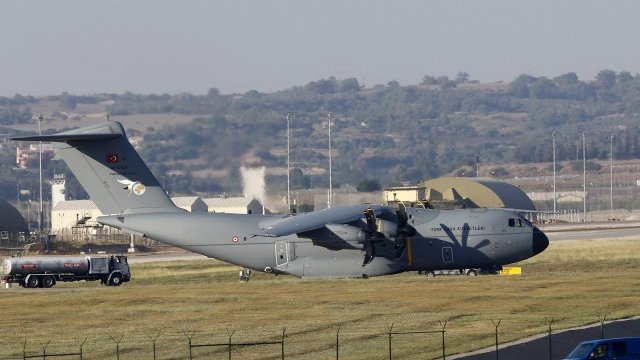 <p>
	Турски военен такитически A400M се приземява на летище Incirlik до Адана. <em>Снимка: Ройтерс</em></p>
<p>
	&nbsp;</p>

