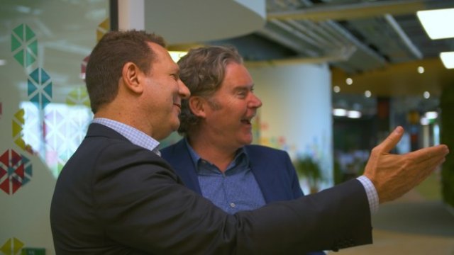 <p>
	Джефри Пюрит, президент и главен изпълнителен директор на TELUS International (вляво), и Дан Кийли, съосновател и главен изпълнителен директор на Voxpro (вдясно). <em>Снимка: TELUS International </em></p>
