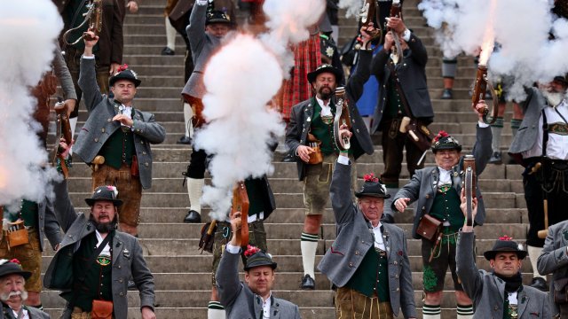 Баварски традиционен салют в последния ден на Октоберфест. Снимка: БГНЕС/EPA/ANNA SZILAGYI