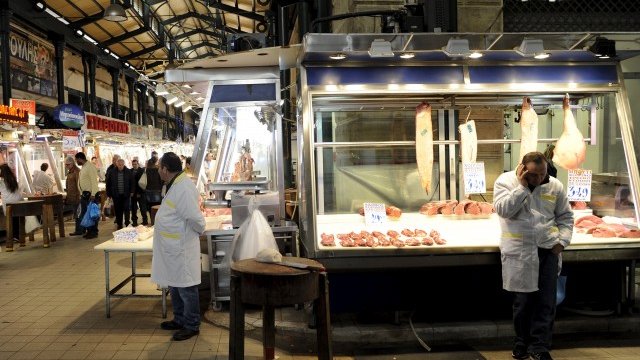 <p>
	Щанд за месо в гръцки хали. <em>Снимка: Ройтерс</em></p>
