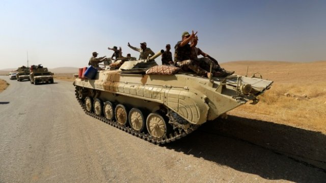 <p>
	Членове на иракската армия се бият срещу ИДИЛ. <em>Снимка: Ройтерс</em></p>
