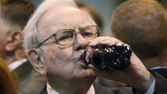 <p>
	Cocа-Cola е една от любимите позиции в портфолиото на Бъфет и той с удоволствие често се появява пред публика с бутилка от напитката в ръка. <em>Снимка: архив Ройтерс</em></p>
