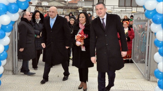 <p>
	Лиляна Павлова откри във варненското село Тополи център от семеен тип за настаняване на деца и младежи с увреждания. <em>Снимка: БТА</em></p>
