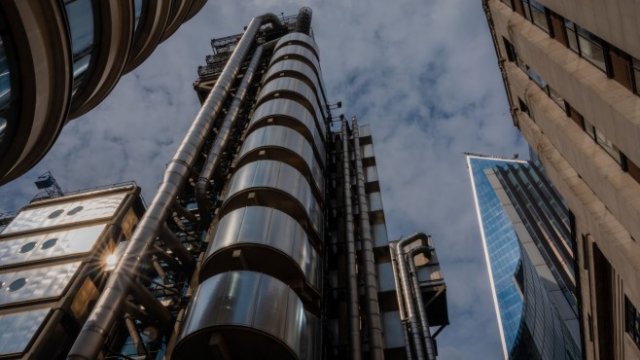 <p>
	Сградата на Lloyd&#39;s в лондонското Сити. <em>Снимка: Bloomberg</em></p>
