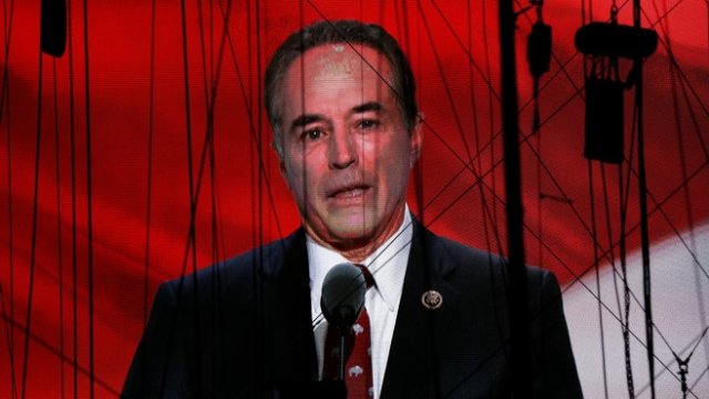 <p>
	Ликът на Крис Колинс на екран, докато изнася речта си за подкрепа на кандидатурата на тогавашния кандидат за президент на САЩ Доналд Тръмп в Кливлънд, щата Охайо, 19 юли 2016 г. <em>Снимка: архив Ройтерс</em></p>
