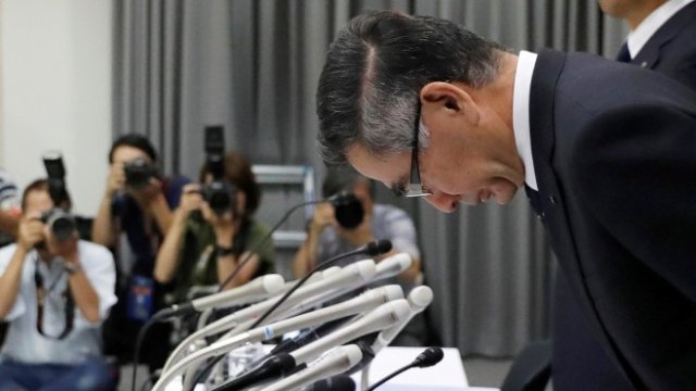 <p>
	Главният изпълнителен директор на Suzuki Motor Тошихиро Сузуки се извинява по време на пресконференция в Токио на 9-и август.&nbsp;<em>Снимка: Ройтерс</em></p>
