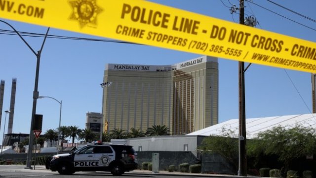 <p>
	Полицията е отцепила района на стрелбата в Лас Вегас. <em>Снимка: Ройтерс</em></p>
