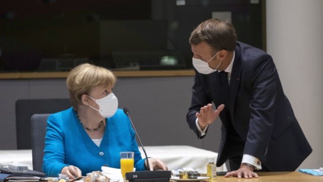 <p>
	Меркел и Макрон по време на срещата. <em>Снимка: ЕPA</em></p>
