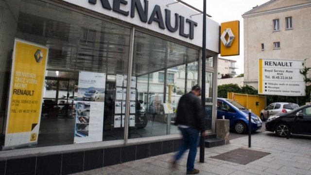<p>
	Пешеходец минава покрай автокъща на Renault SA в квартал Сен Дени в Париж, Франция. <em>Снимка: Nathan Laine / Bloomberg</em></p>
