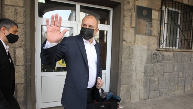 <p>
	Румен Радев малко след като гласува по-рано днес. <em>Снимка: Димитър Кьосемарлиев, Investor Media Group</em></p>
