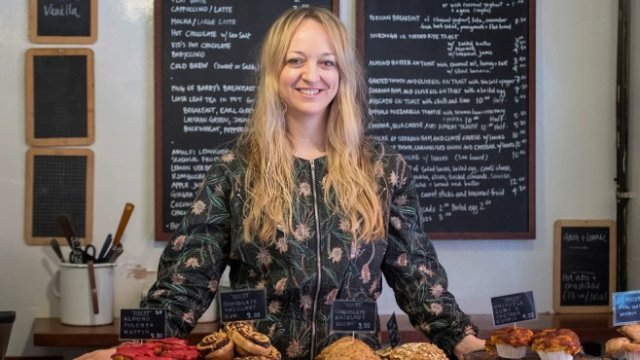 <p>
	Шеф Клеър Птак - сладкарката, която ще направи сватбената торта на принц Хари и Меган Маркъл.<em>&nbsp;</em><em>Снимка: Архив Ройтерс</em></p>
