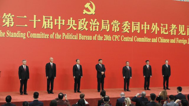 Новите членове на Постоянния комитет на Политбюро на Китайската комунистическа партия присъстват на пресконференция в края на 20-я конгрес на партията. Снимка: EPA/БГНЕС