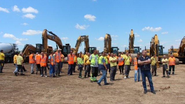 <p>
	<span font-size:="" pt="" style="color: rgb(102, 102, 102); font-family: ">Министърът на регионалното развитие Виолета Комитова инспектира в началото на юни строителството на магистрала &bdquo;Хемус&ldquo;.&nbsp;</span><em font-size:="" pt="" style="color: rgb(102, 102, 102); font-family: ">Снимка: БГНЕС</em></p>
