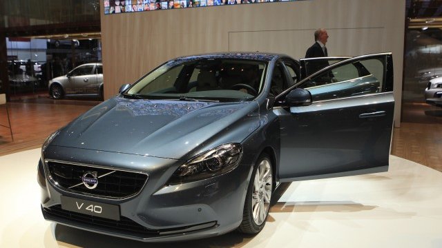 <p>
	Volvo V40 на автомобилно изложение в Женева. <em>Снимка: Архив Ройтерс</em></p>
