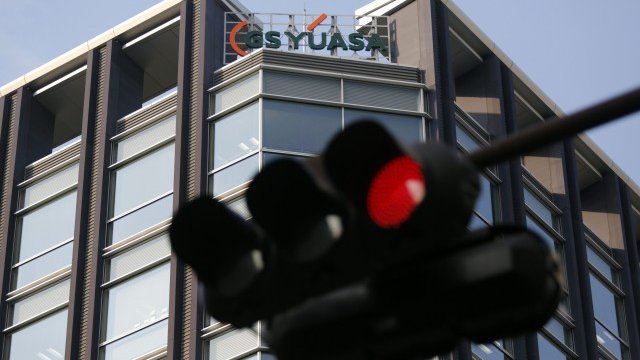 <p>
	Акциите на производителя на проблемните акумулатори - японската компания GS Yuasa, също са на червено.&nbsp;<em>Снимка: Ройтерс</em></p>
