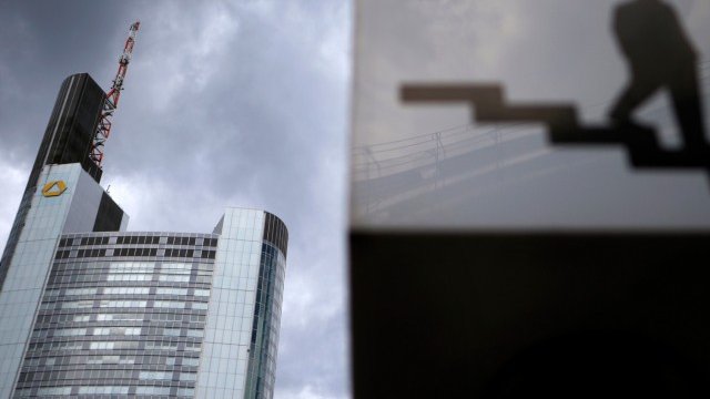 <p>
	На 6000 служители на Commerzbank може да им се наложи да си тръгнат от банката.&nbsp;<em>Снимка: Ройтерс</em></p>
