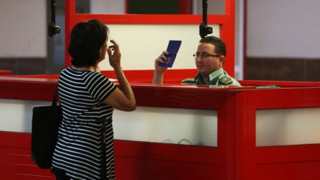 <p>
	Паспортна проверка. <em>Снимка: Архив Ройтерс</em></p>
