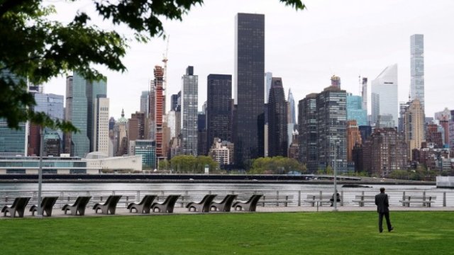 <p>
	Изглед към Манхатън, Ню Йорк.<em> Снимка: Архив Ройтерс</em></p>
