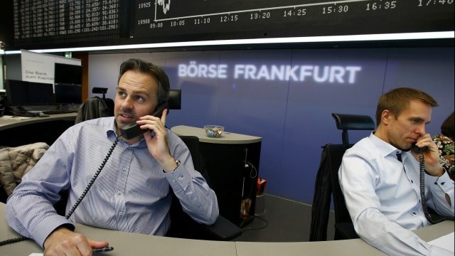<p>
	Трейдъри на борсата във Франкфурт. <em>Снимка: Ройтерс</em></p>
