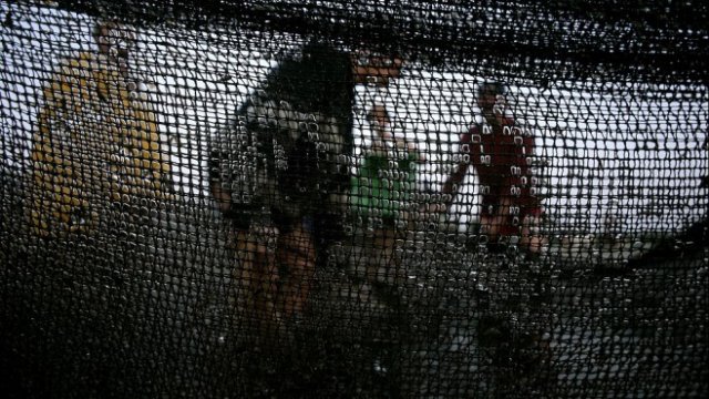 <p>
	Рибари край Варна. <em>Снимка: Архив Ройтерс</em></p>
