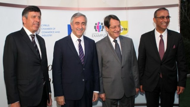 <p>
	Четирима кипърски лидери - председателят на Кипърската търговско-промишлена палата Фидиас Пилидис, лидерът на кипърските турци Мустафа Акънджъ, президентът на Кипър Никос Анастасиадис и председателят на Търговско-промишлената палата на кипърските турци Фикри Торос /от ляво надясно/. <em>Снимка: Бранислава Бобанац</em></p>
<p>
	&nbsp;</p>
