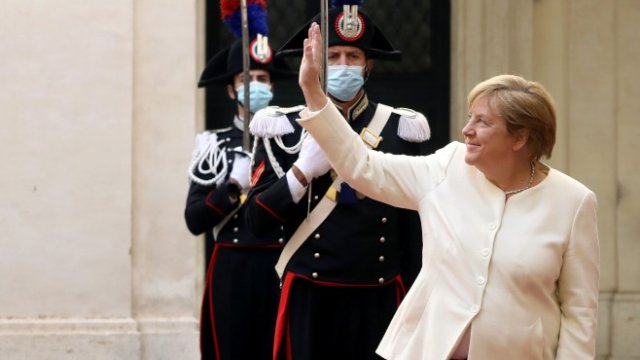 <p>
	Меркел по време на посещението си в Рим по-рано този месец. <em>Снимка: Alessia Pierdomenico/Bloomberg</em></p>
